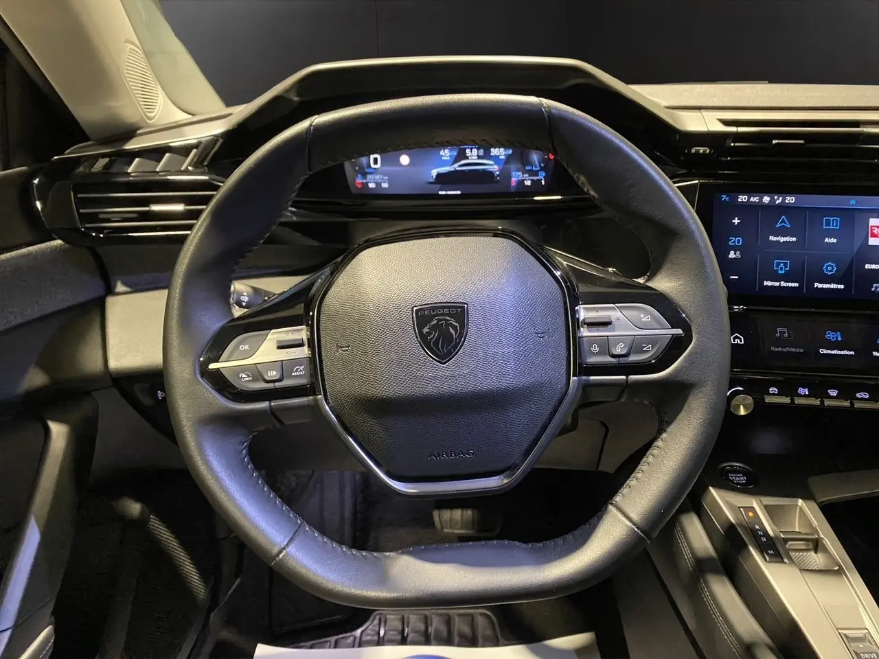 Vue rapprochée du volant cuir noir et du tableau de bord numérique de la Peugeot 308 1.5 BlueHDi 130 Allure 2024.