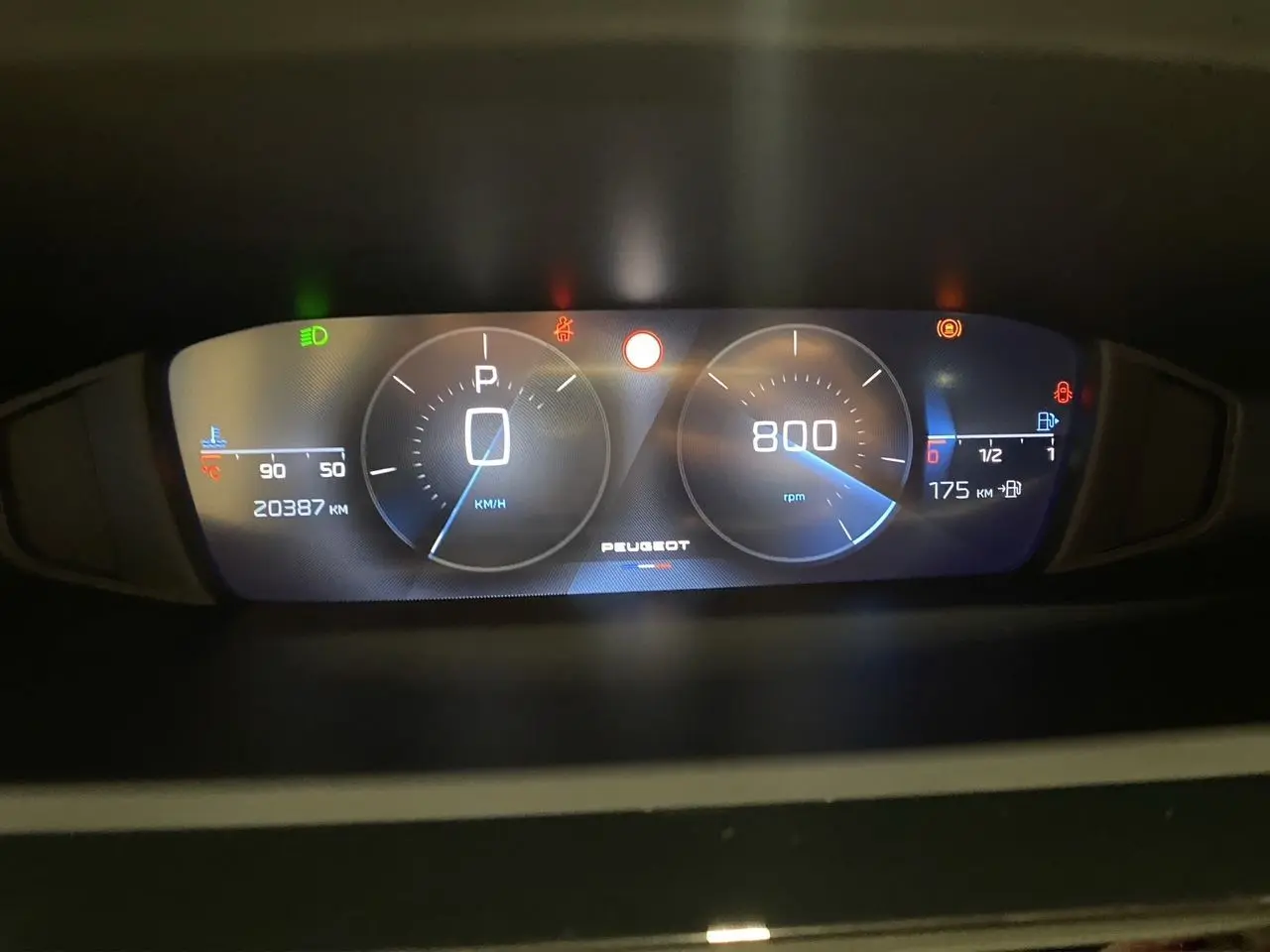 Tableau de bord numérique de Peugeot 308 noir Perla Nera 2024, affichant vitesse, régime et jauges moteur.