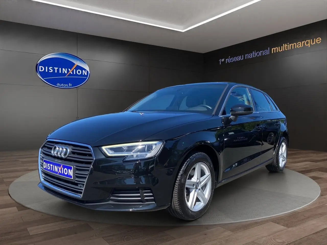 Audi A3 Sportback noir vue 3/4 avant droit avec projecteurs LED et jantes alliage 5 branches étoile.
