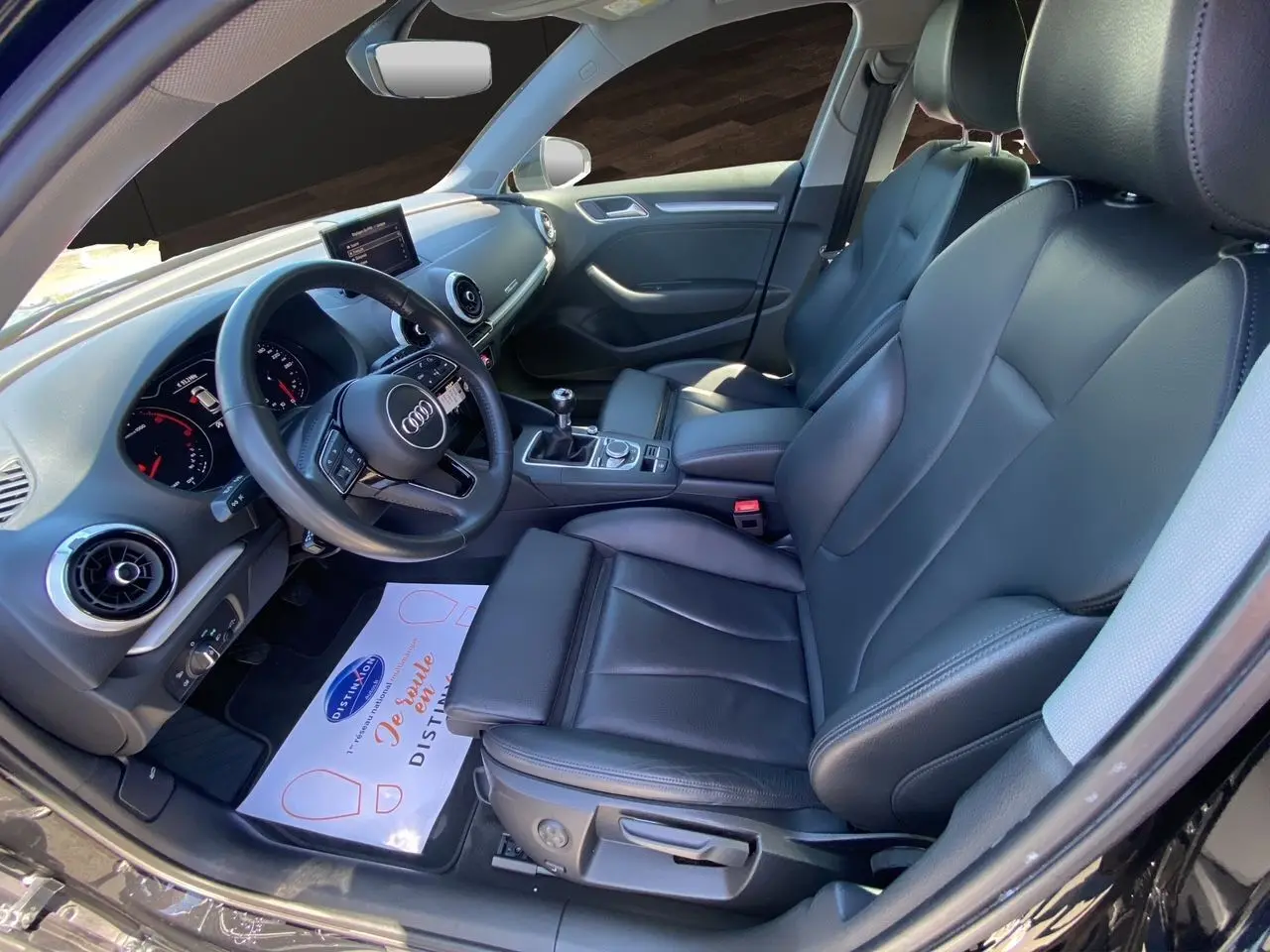 Vue intérieure côté conducteur de l'Audi A3 Sportback 2020 avec sellerie cuir noir et volant multifonction.