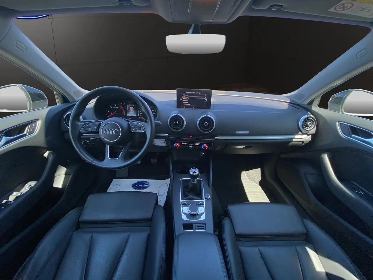 Vue intérieure frontale de l'Audi A3 Sportback 2020, sellerie cuir noir chauffant et tableau de bord moderne.