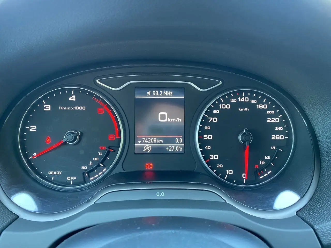 Vue rapprochée du tableau de bord de l'Audi A3 Sportback 2020, affichant vitesse, compte-tours et température extérieure.