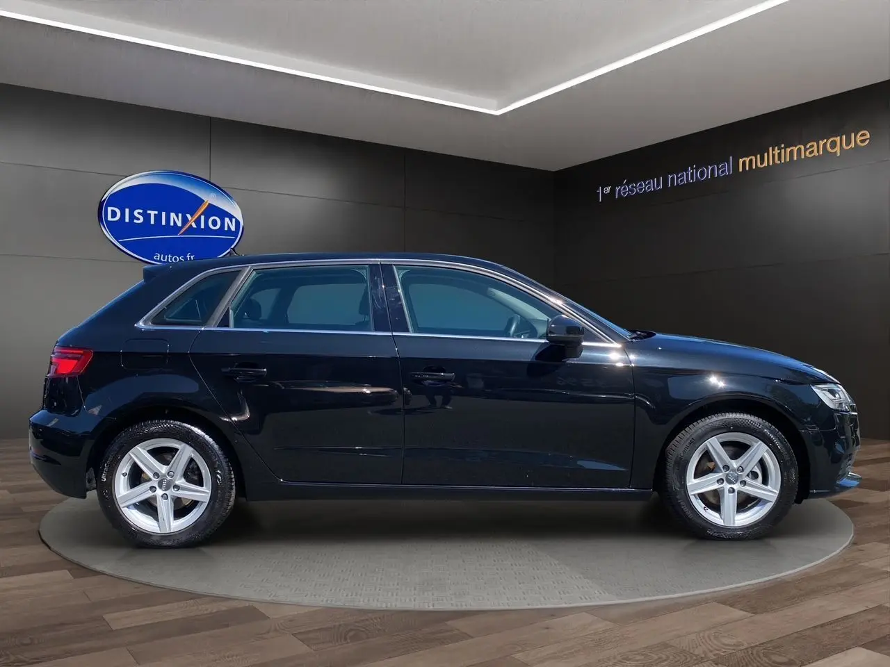 Profil côté gauche d'une Audi A3 Sportback noire 2020 avec jantes alliage 5 branches et feux arrière LED.