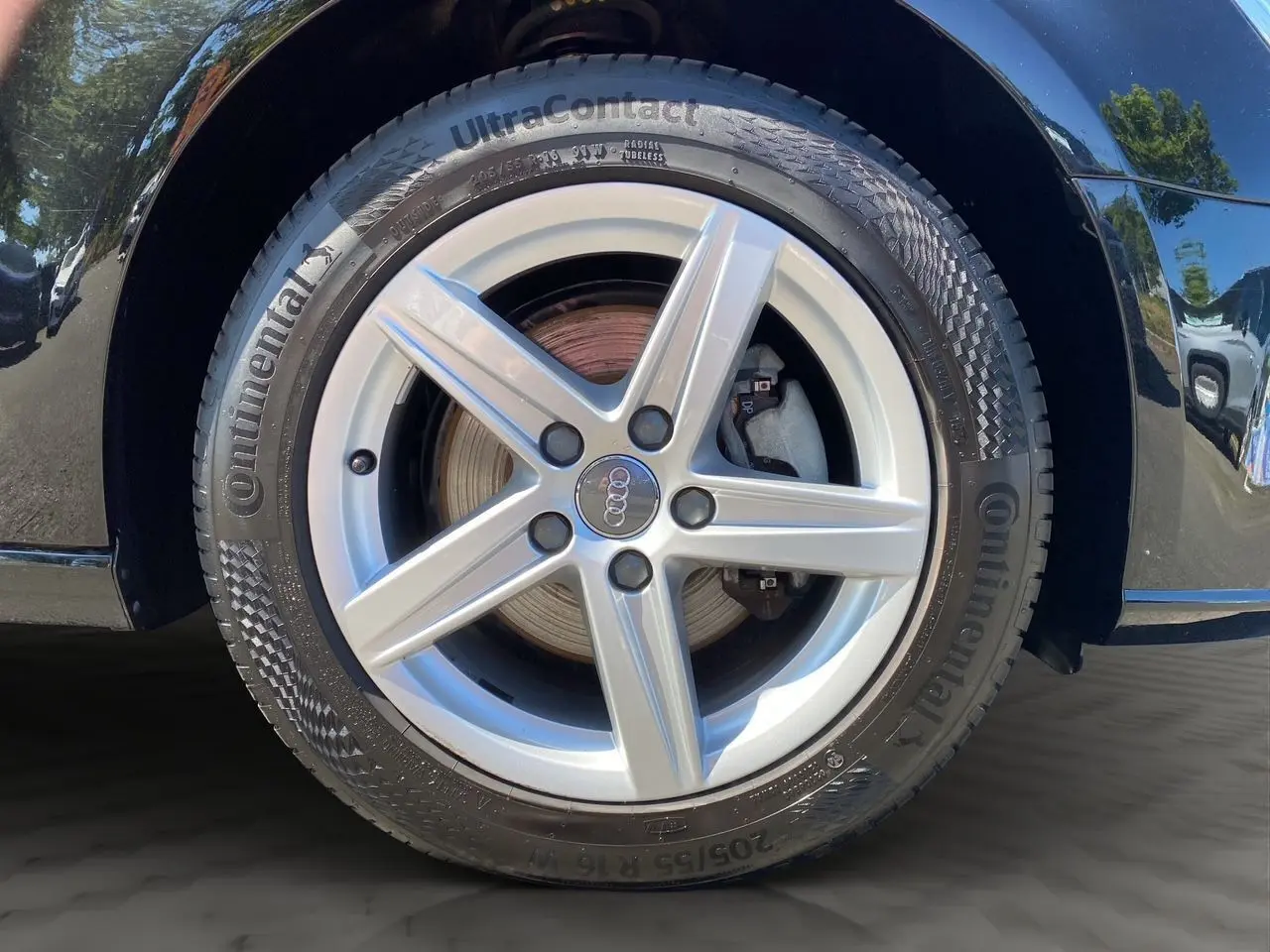 Gros plan sur la jante alliage 16 pouces 5 branches étoile de l'Audi A3 Sportback noire, avec pneu Continental visible.