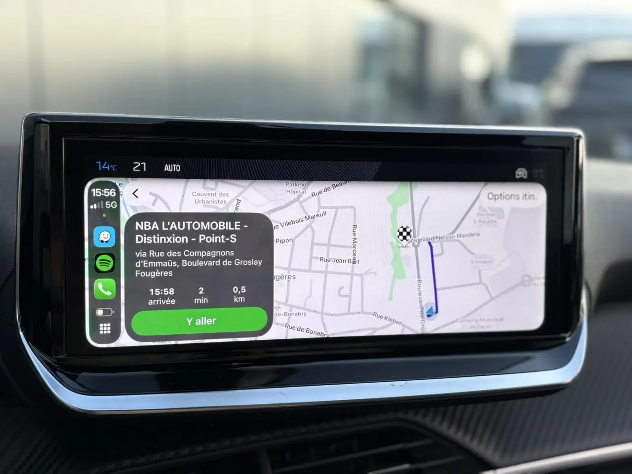 Écran tactile de navigation du Peugeot 2008 Hybrid 145 e-DSC6 Allure, affichant un itinéraire sur fond noir et gris.