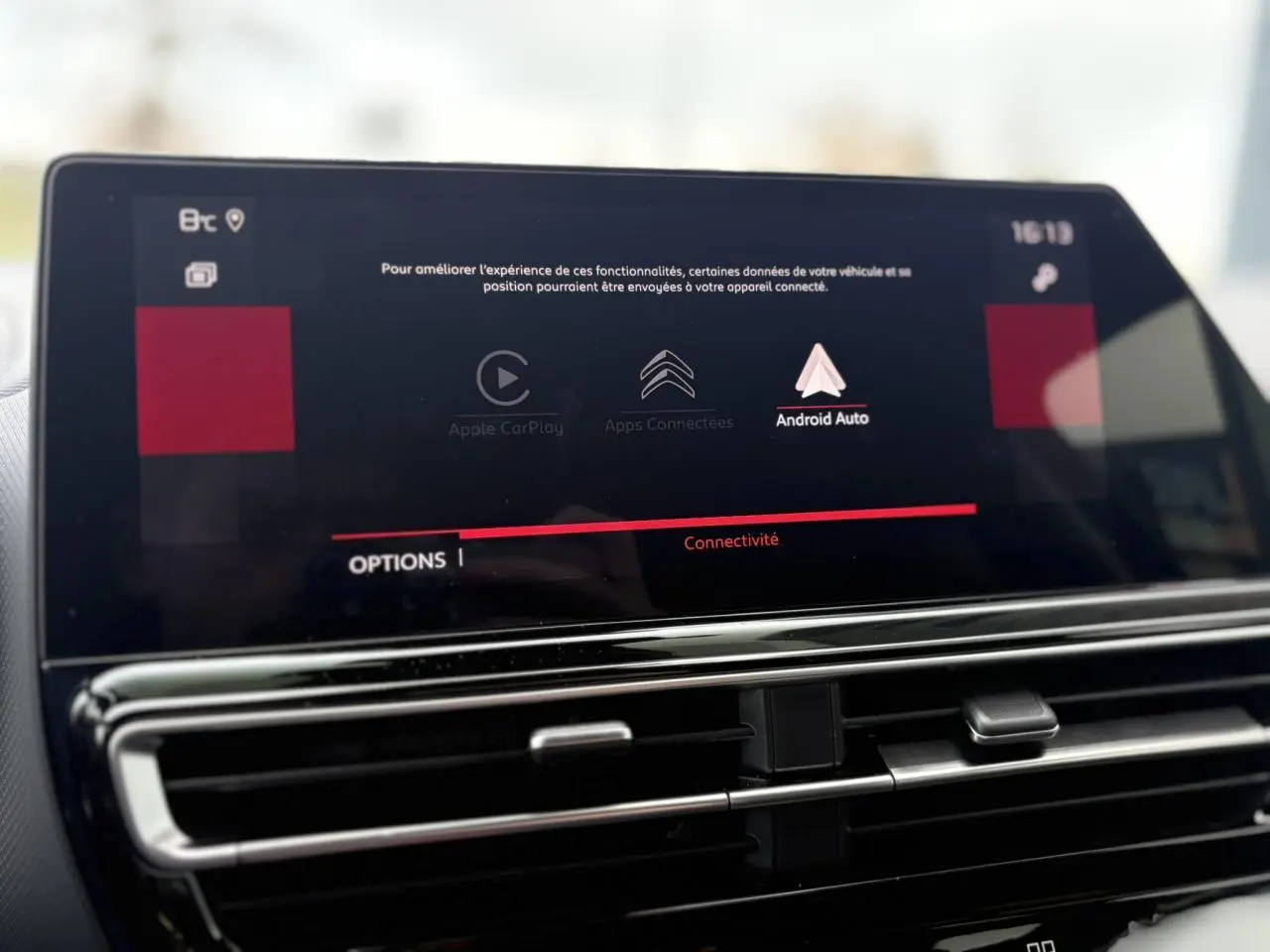 Écran tactile central du tableau de bord du Citroën C5 Aircross 2025 affichant les options Apple CarPlay et Android Auto.