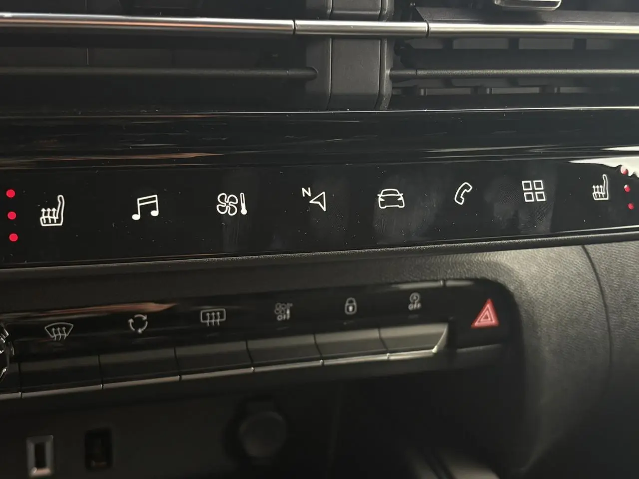 Gros plan sur la console centrale tactile du Citroën C5 Aircross Bleu Eclipse, affichant les commandes de sièges chauffants et multimédia.