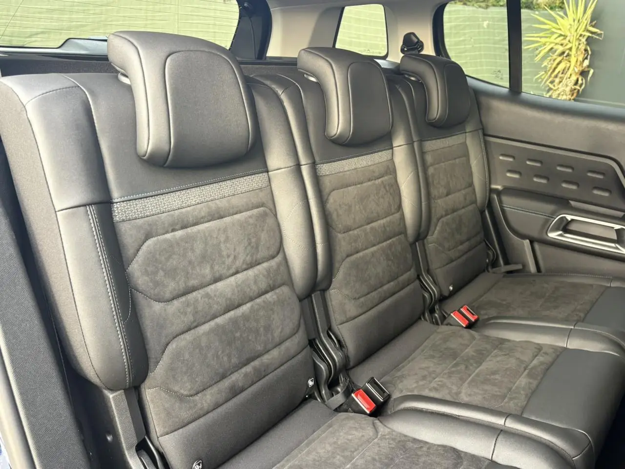 Vue latérale des trois sièges arrière indépendants en Alcantara noir du Citroën C5 Aircross 2025 finition Urban Black.