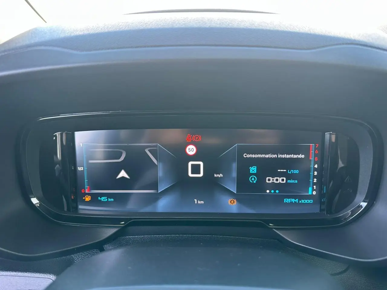 Vue rapprochée du combiné numérique 10 pouces couleur du tableau de bord du Citroën Berlingo blanc Icy, affichage digital moderne.