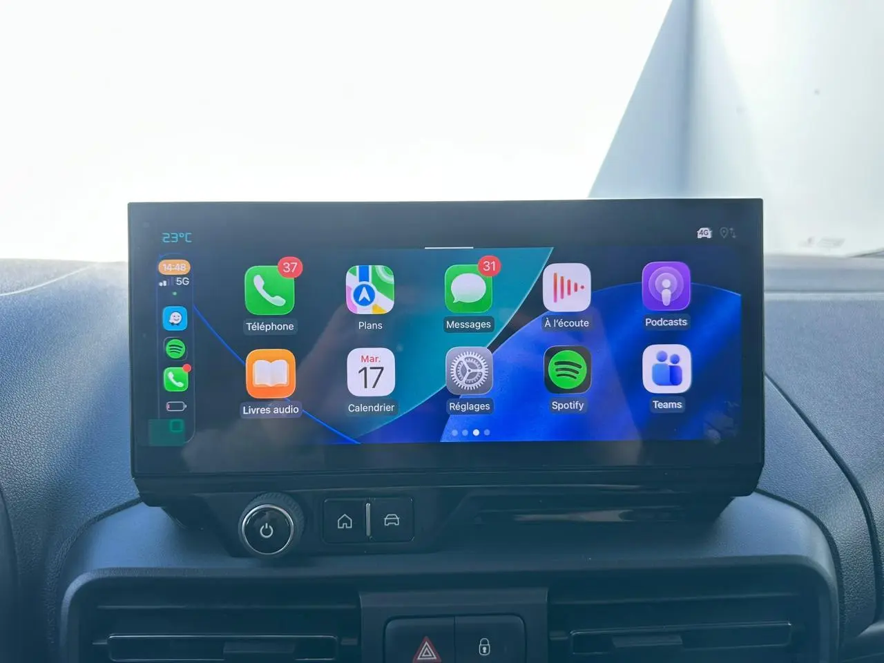 Écran tactile 10 pouces du tableau de bord du Citroën Berlingo III blanc, affichant applications connectées.