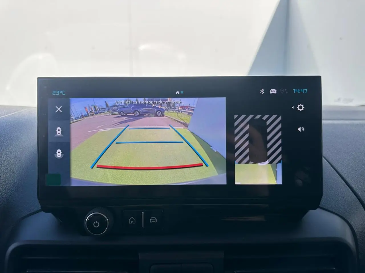 Écran tactile intérieur affichant la caméra de recul et la vue périphérique du Citroën Berlingo blanc Icy.