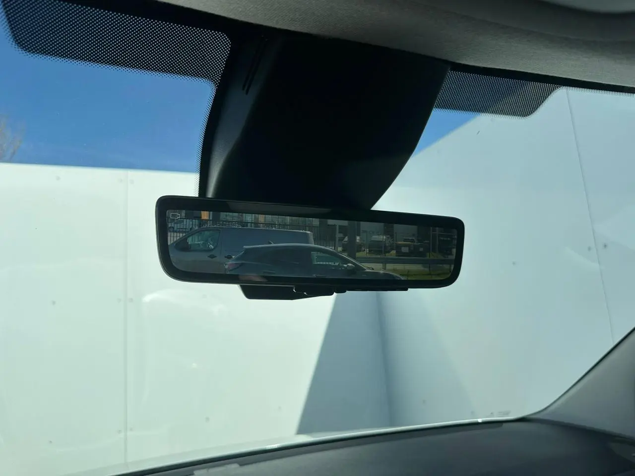 Rétroviseur intérieur numérique montrant un Citroën Berlingo blanc Icy en vue latérale droite.