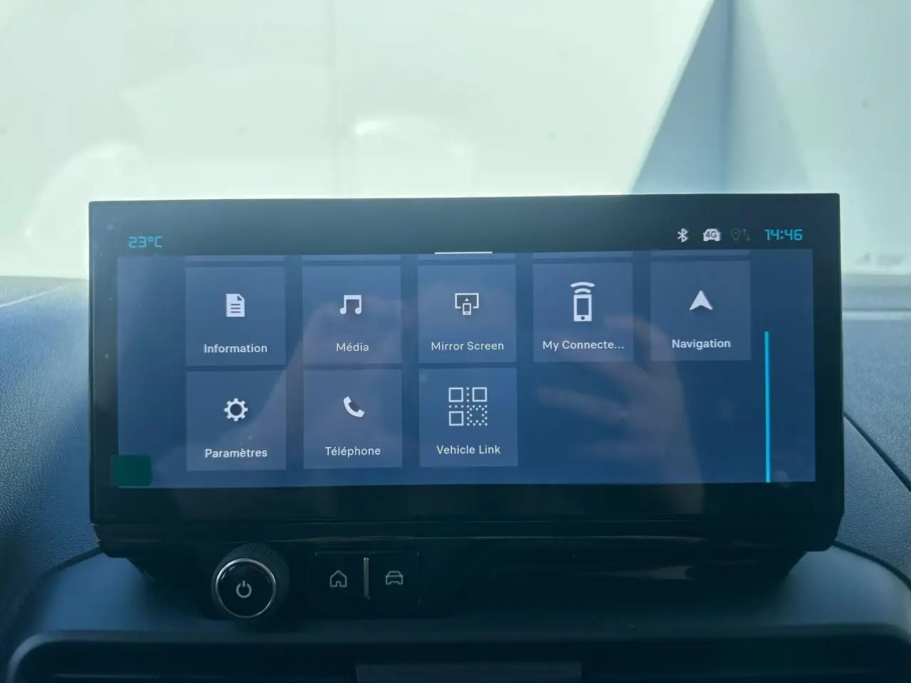 Écran tactile 10 pouces du tableau de bord du Citroën Berlingo III blanc, affichant le menu multimédia et navigation.