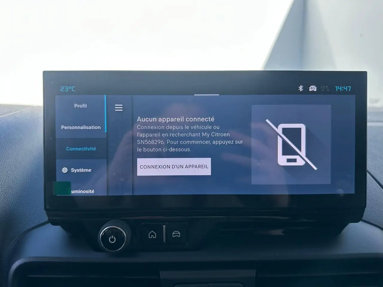 Écran tactile central 10 pouces du tableau de bord du Citroën Berlingo blanc, affichant la connexion d'appareil désactivée.