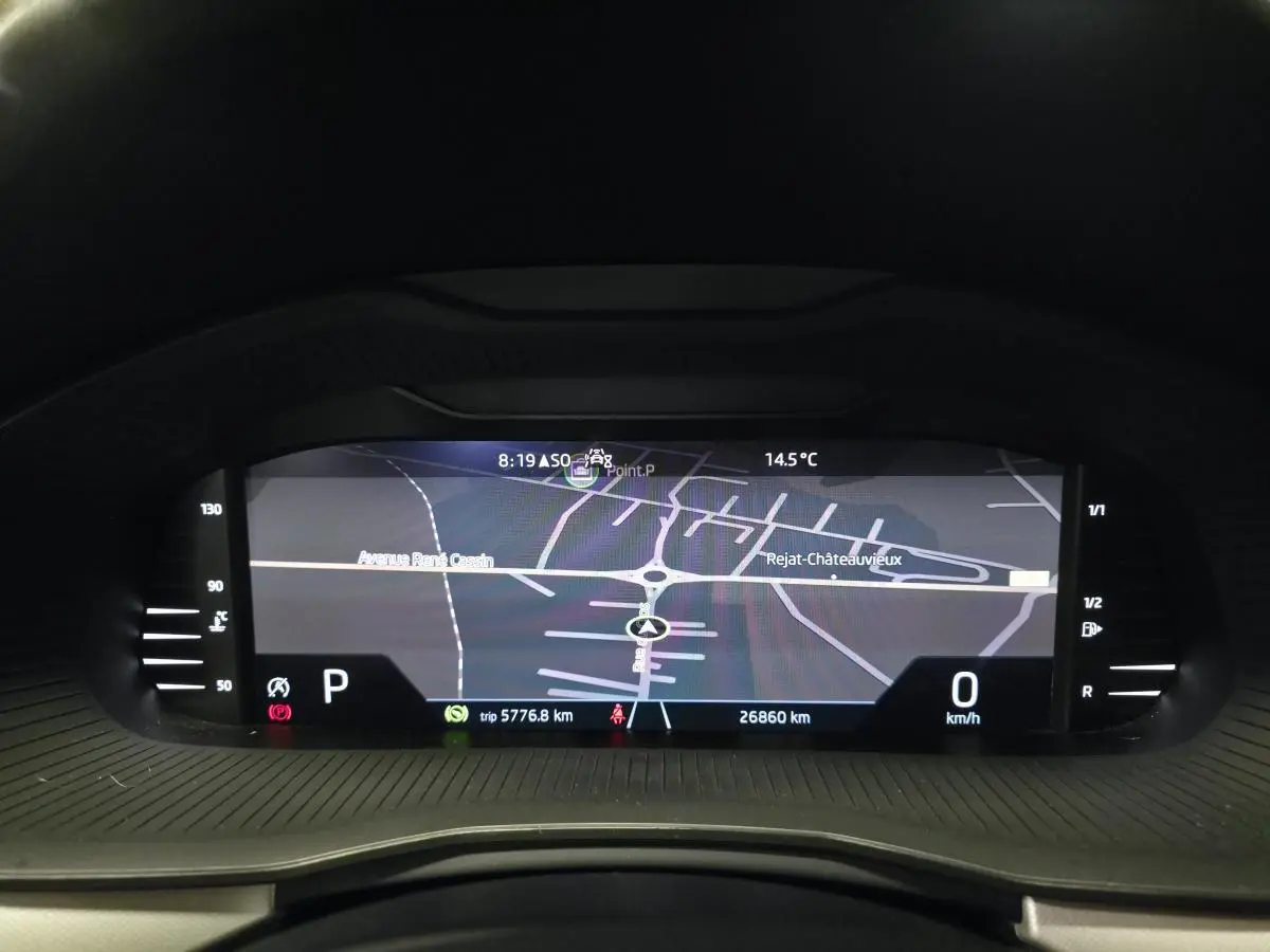 Affichage numérique du tableau de bord du Skoda Kamiq 2023 montrant la navigation et les informations de conduite.