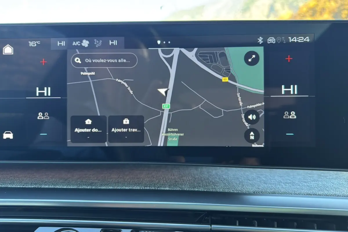 Écran tactile central du Peugeot 3008 New Hybrid 145 GT 360 affichant la navigation GPS en mode carte.
