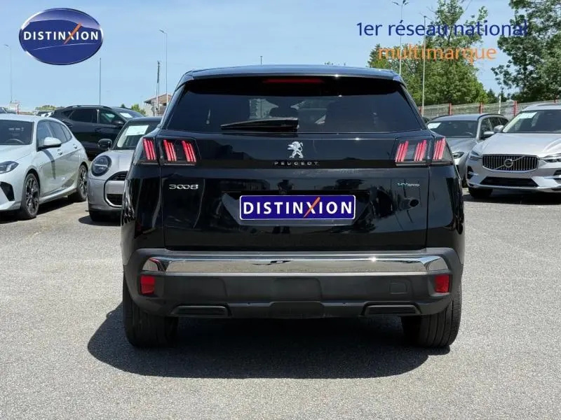 Vue arrière d'un Peugeot 3008 Hybride Rechargeable noir Perla Nera avec feux arrière LED caractéristiques et logo visible.