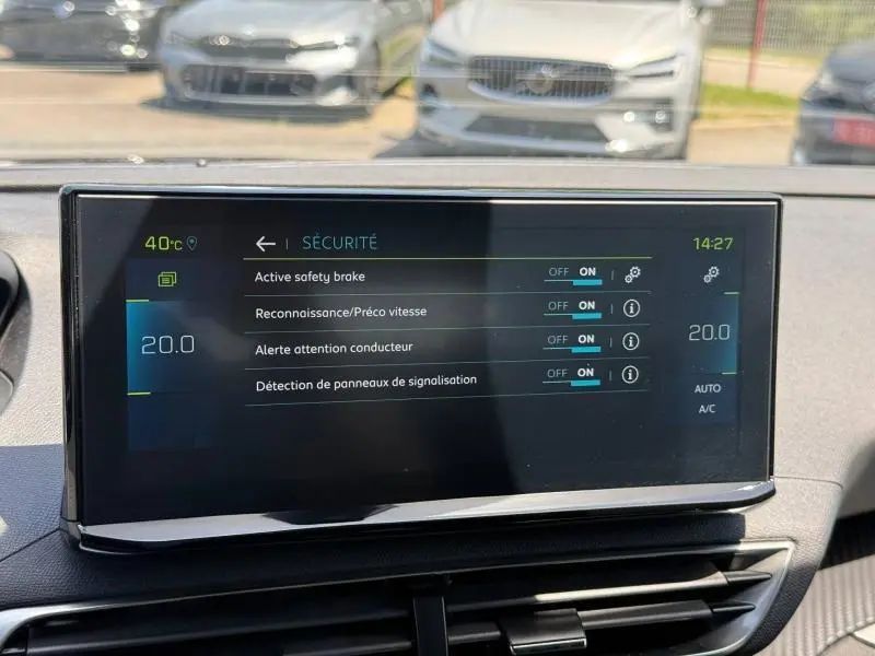 Intérieur du Peugeot 3008 Hybride 2024 montrant l'écran tactile central avec menu sécurité et réglages activés.