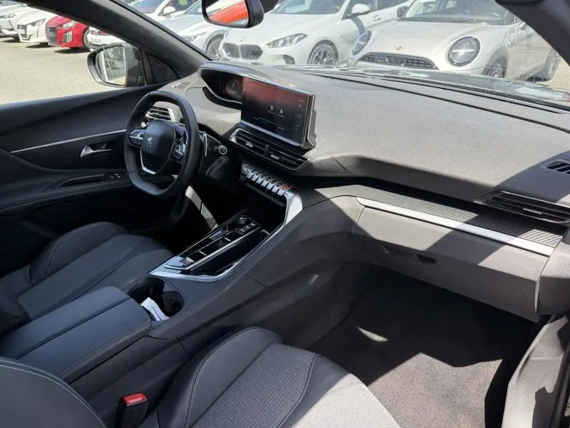 Vue intérieure côté conducteur du Peugeot 3008 Hybride Rechargeable 2024, avec tableau de bord moderne et écran tactile central.