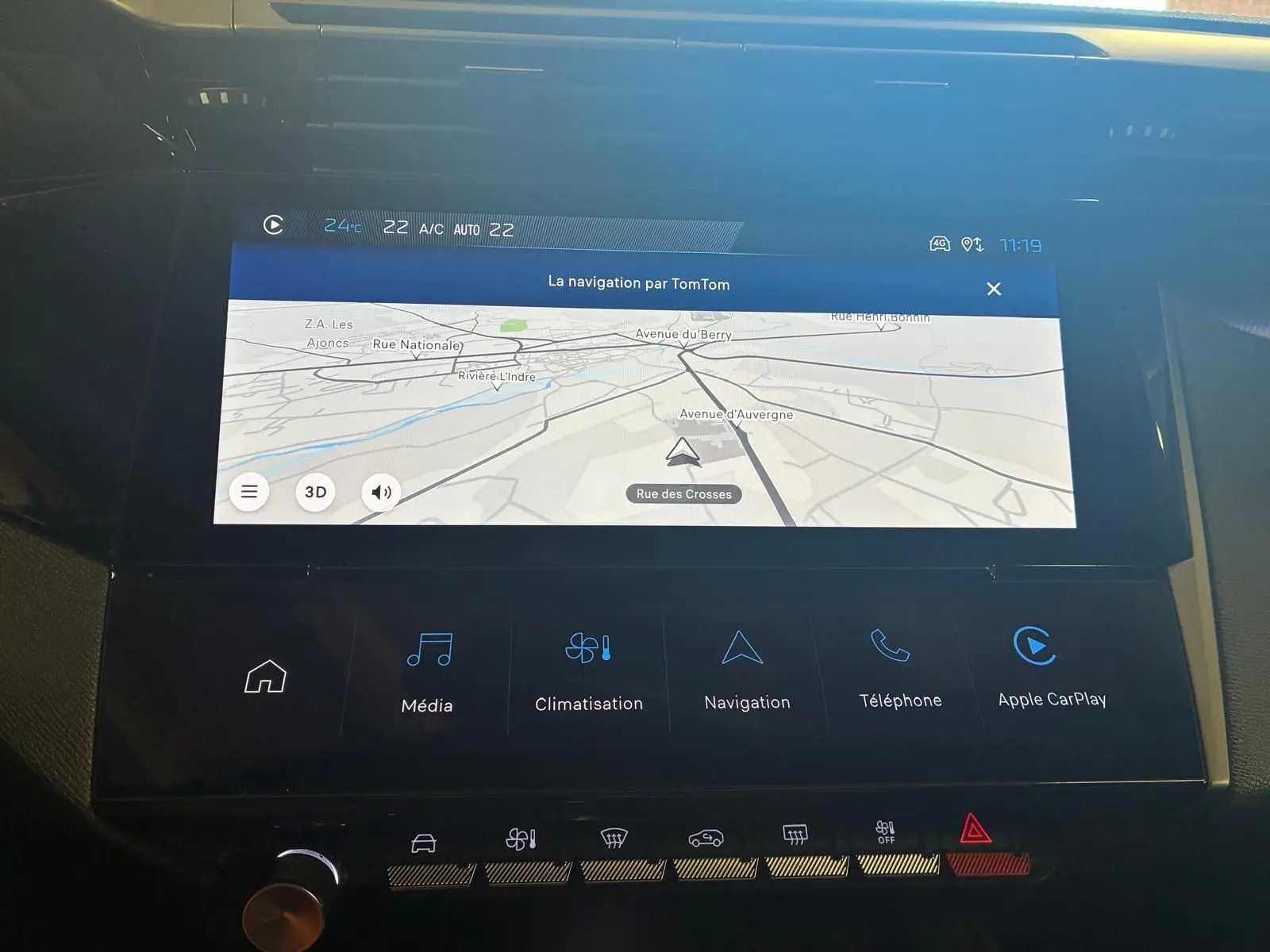 Écran tactile central de la Peugeot 308 gris 2025 affichant la navigation TomTom en mode carte.