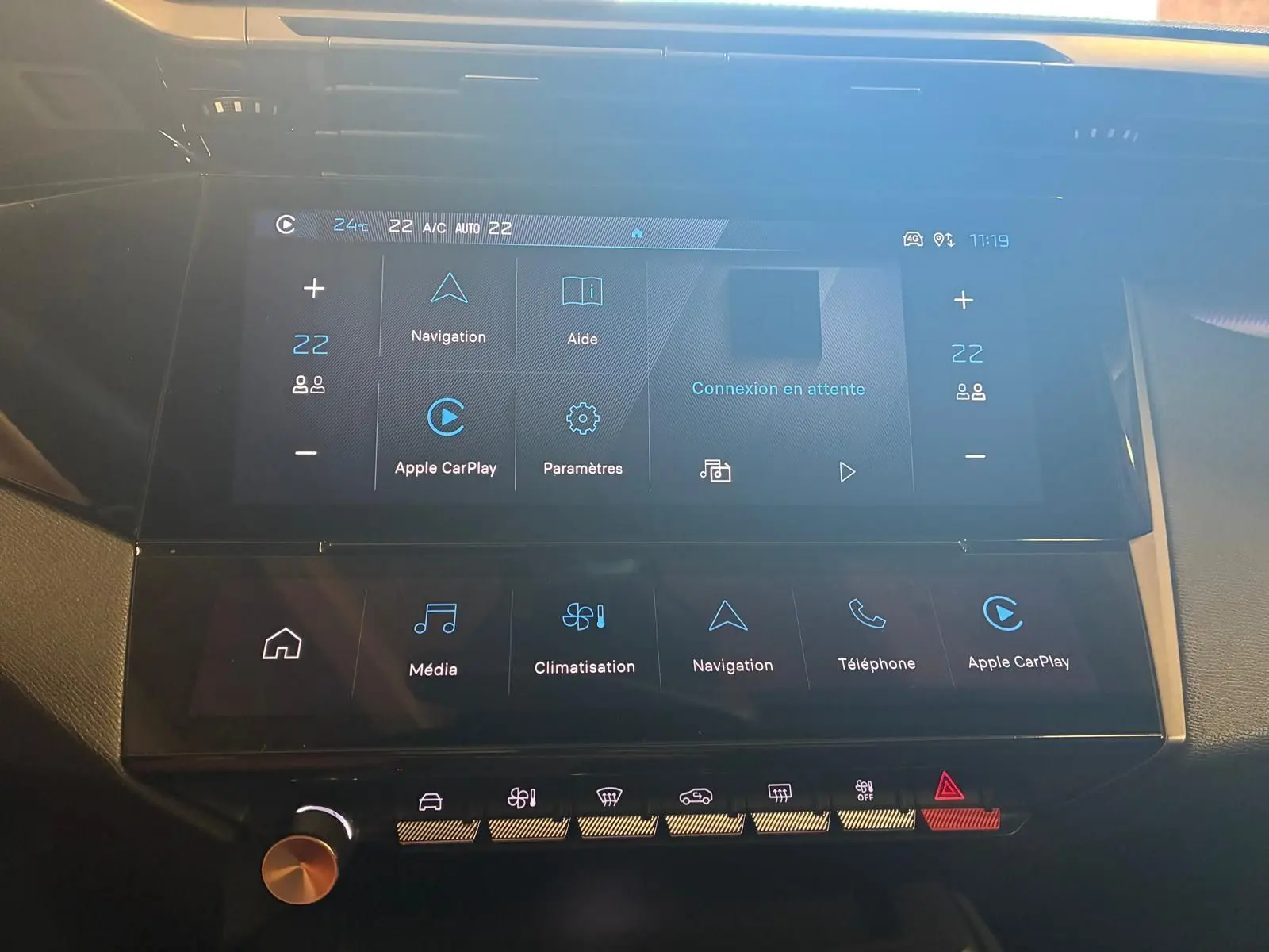 Vue rapprochée de l’écran tactile central de la Peugeot 308 gris, affichant les options de navigation et Apple CarPlay.