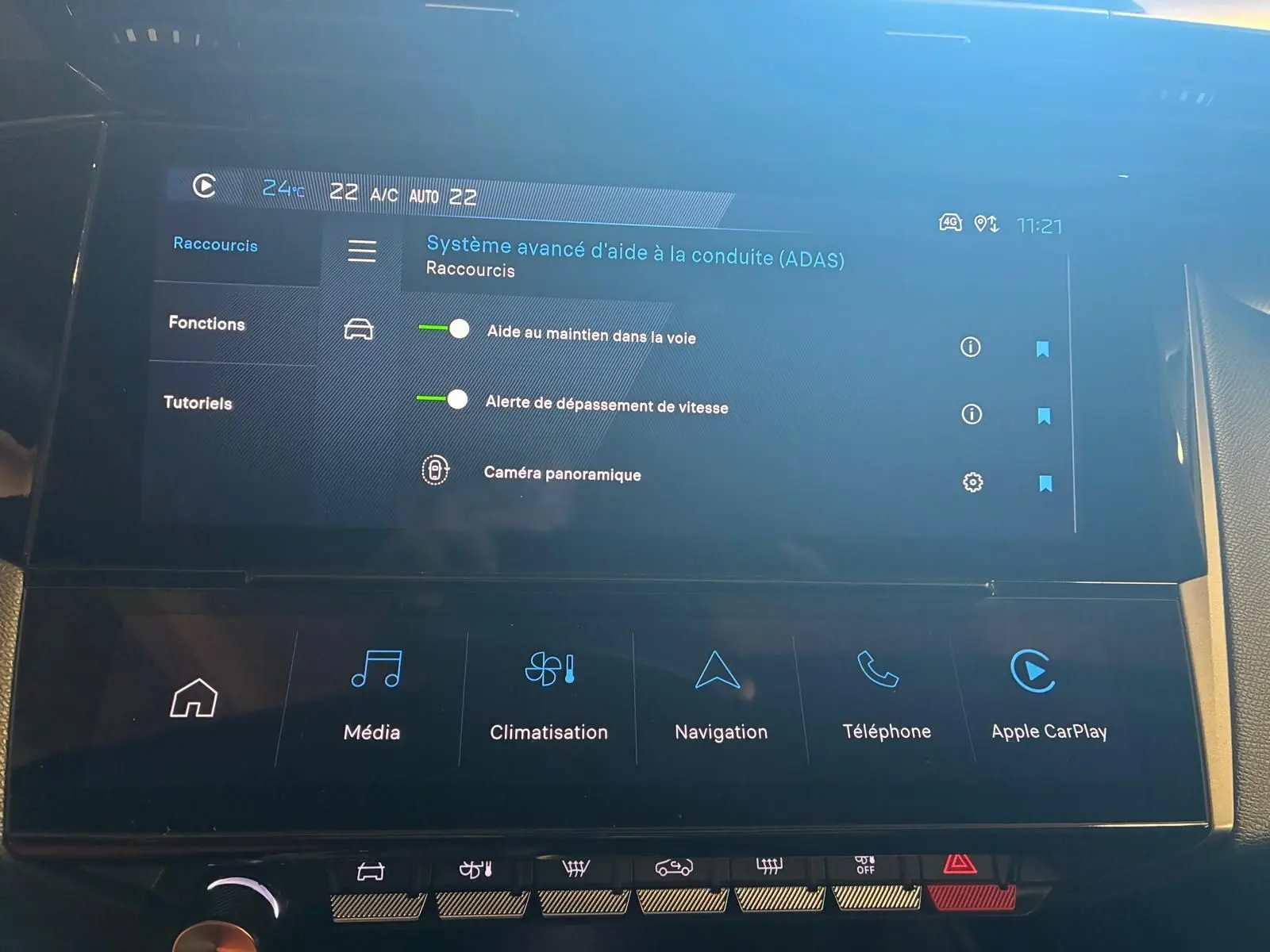 Écran tactile central de la Peugeot 308 gris montrant le menu avancé d’aide à la conduite avec options activées.