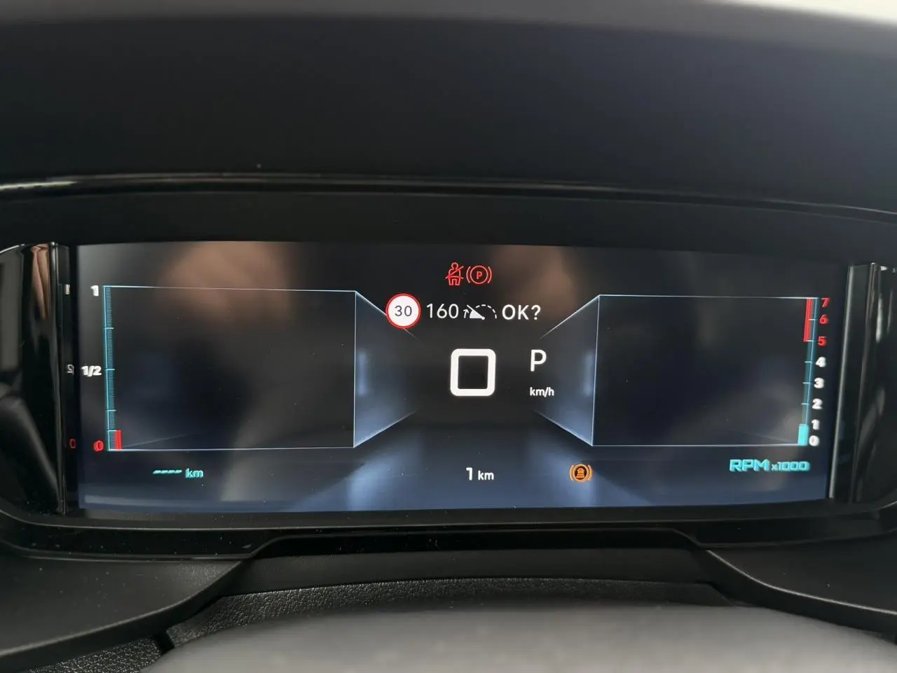 Tableau de bord numérique 10 pouces du Citroën Berlingo Multispace 2026 affichant la vitesse à 0 km/h en position parking.