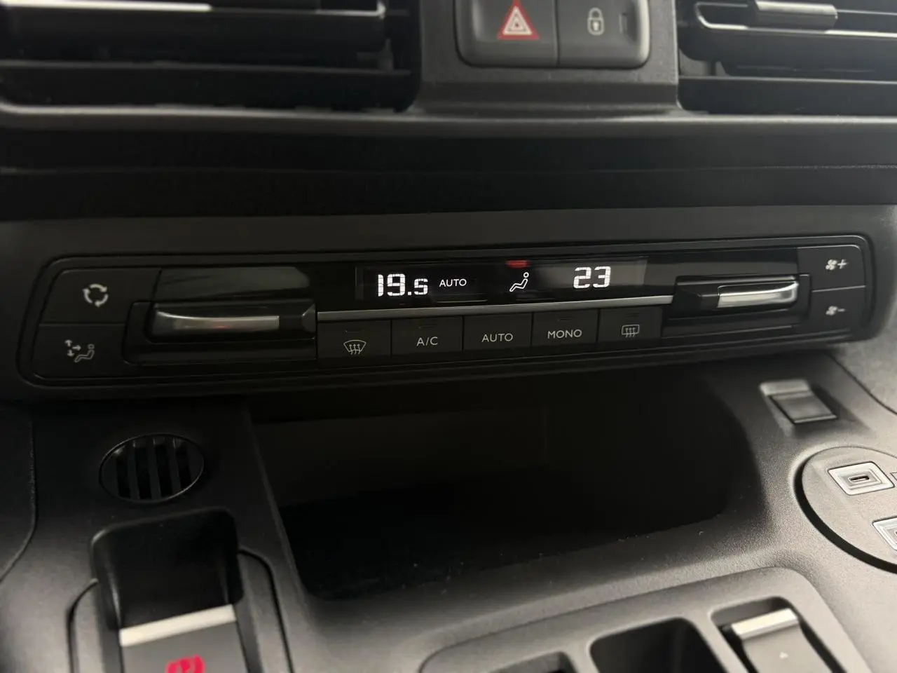 Vue rapprochée de la console centrale du Citroën Berlingo Multispace 2026, affichage numérique de la climatisation bi-zone.