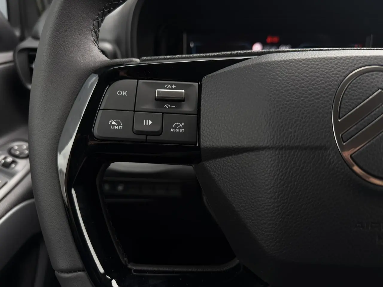Gros plan sur le volant cuir multifonctions noir du Citroën Berlingo Multispace 2026, avec commandes intégrées à gauche.