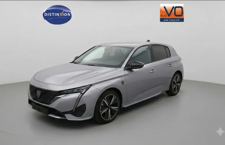 Peugeot 308 Hybrid 145 e-DCS6 GT gris vue 3/4 avant droit avec jantes alliage 18 pouces et calandre distinctive.