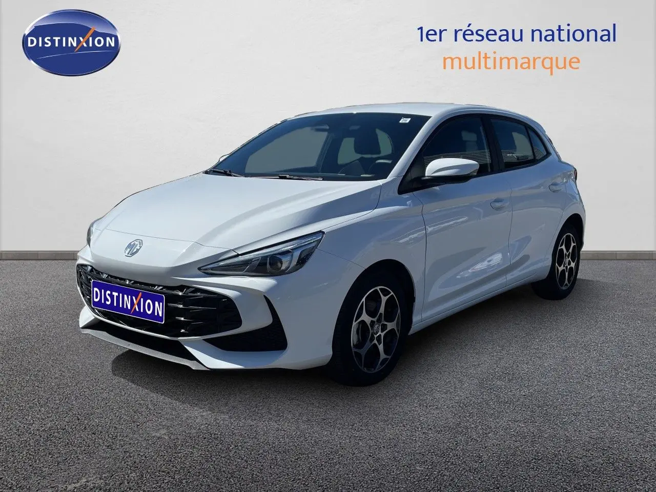 Vue 3/4 avant droite de la MG3 1.5L Hybrid+ 195ch en blanc Dover avec jantes alliage bicolores.