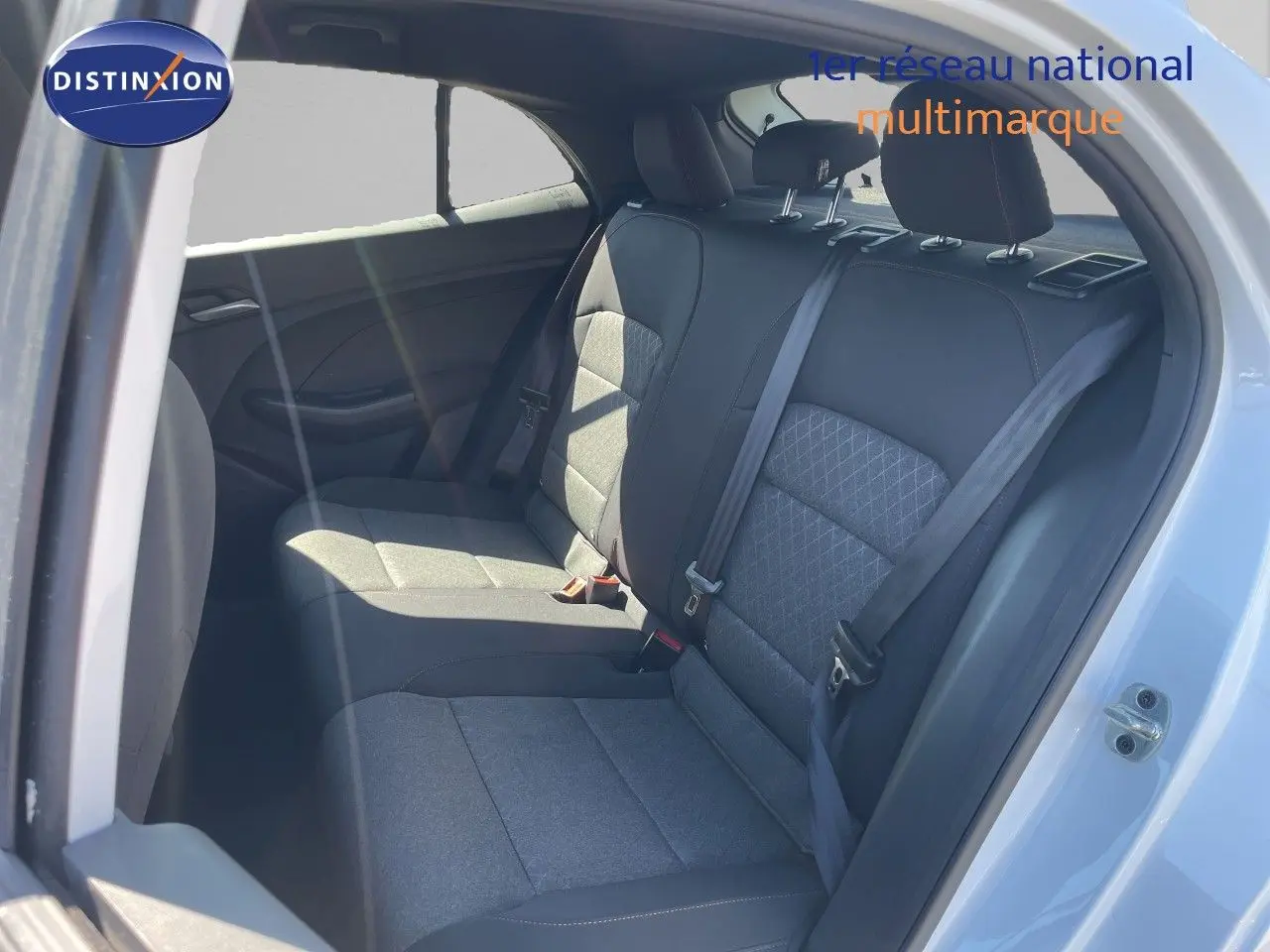 Vue intérieure côté droit sur les sièges arrière gris foncé du MG Motor MG3 2025 Dover White hybride.