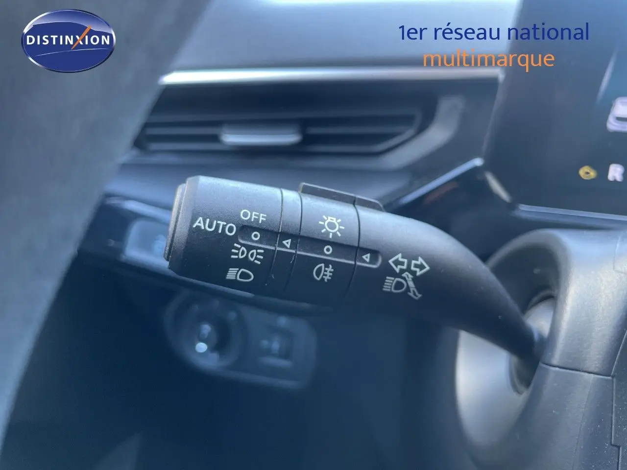 Gros plan sur la manette des feux et clignotants à gauche du volant dans l’habitacle du MG3 blanc Dover 2025.