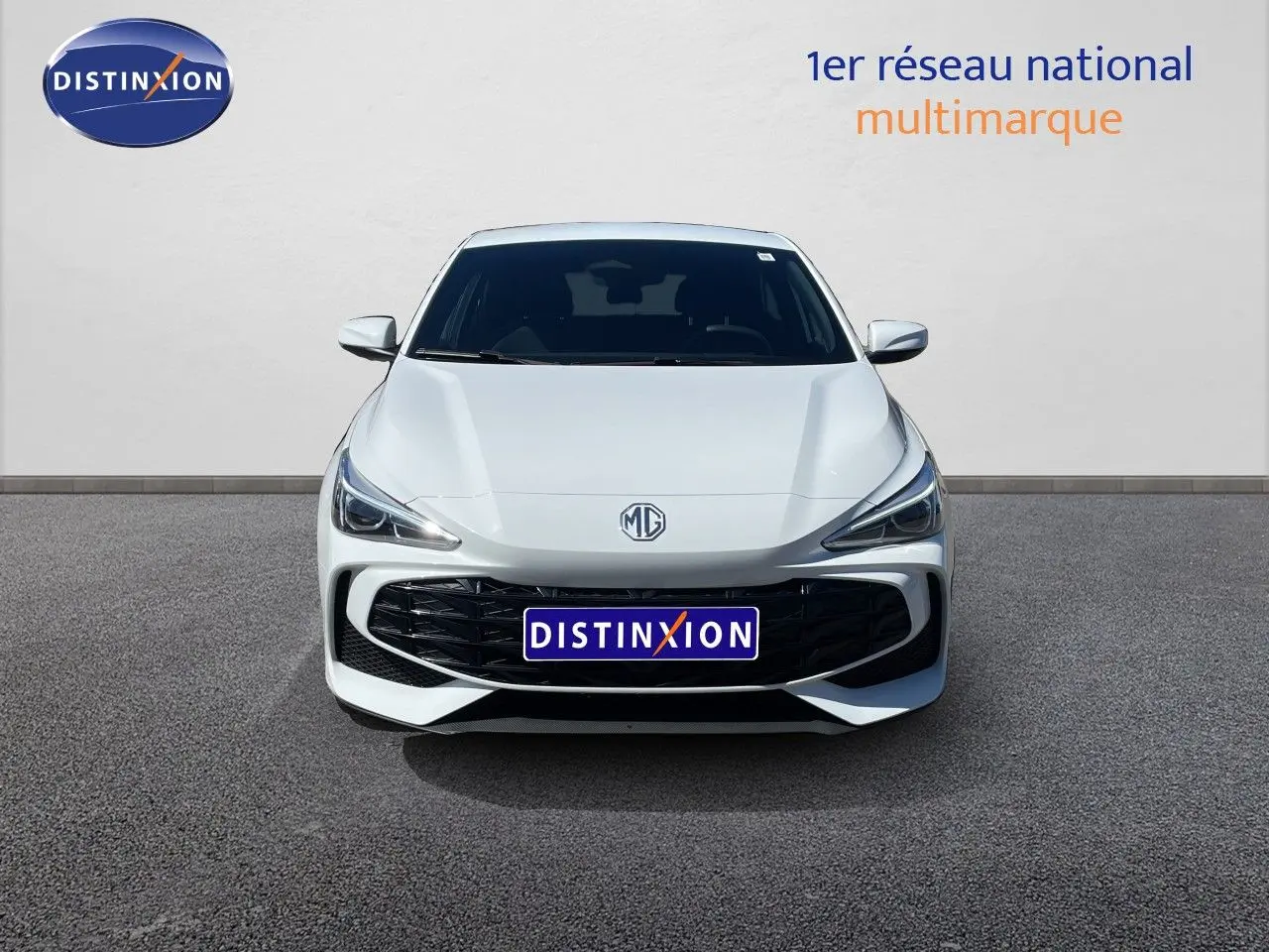 Vue avant d'une MG3 Dover White 2025 avec calandre noire et phares LED, sur fond neutre extérieur.