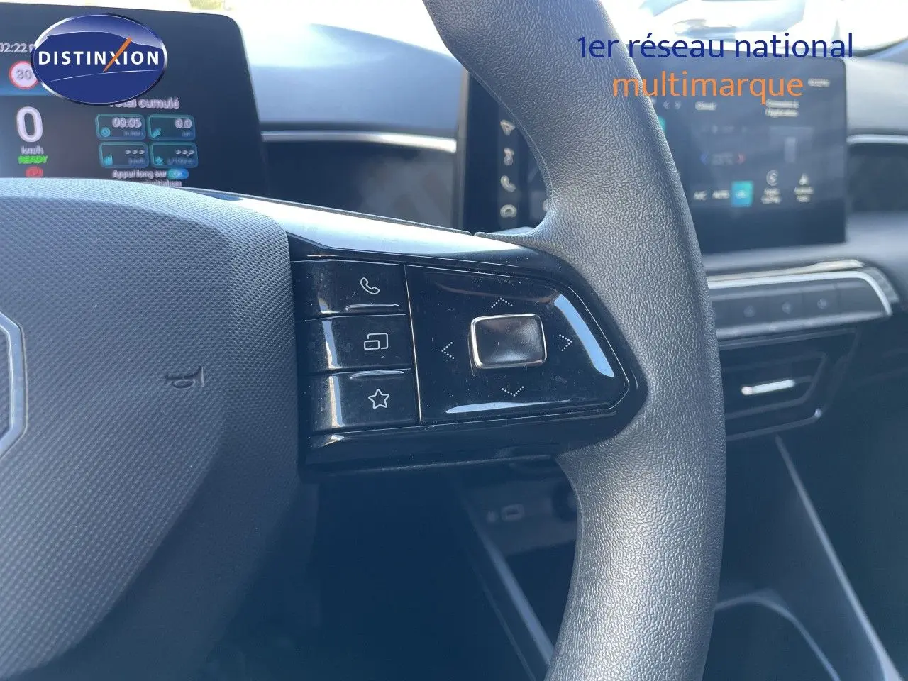 Gros plan sur le volant côté gauche de la MG3 1.5L Hybrid+ 2025 en Dover White, avec commandes multifonctions visibles.
