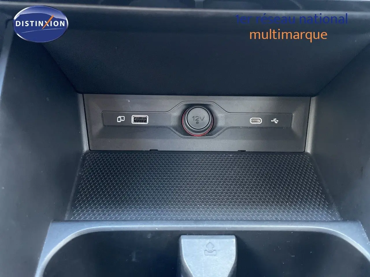 Vue rapprochée de la console centrale du MG3 2025 Dover White, montrant prises USB et allume-cigare 12V.