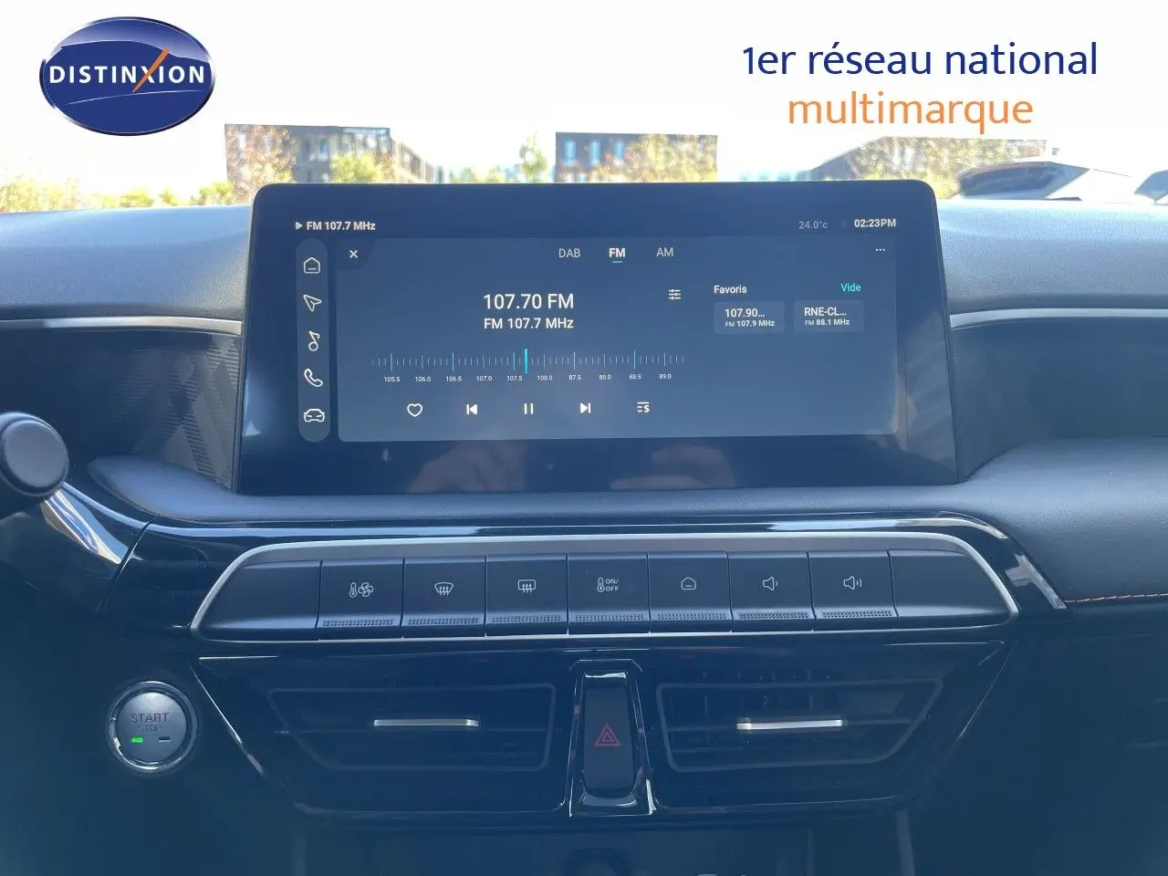 Vue intérieure centrée sur l’écran tactile et la console centrale du MG3 Dover White 2025, avec boutons de commande et démarrage.