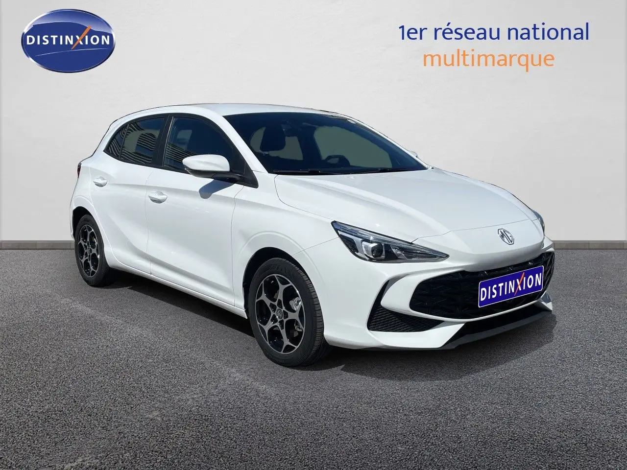 Vue 3/4 avant droite d'une MG3 1.5L Hybrid+ 195ch en blanc Dover avec jantes alliage bicolores et calandre noire.
