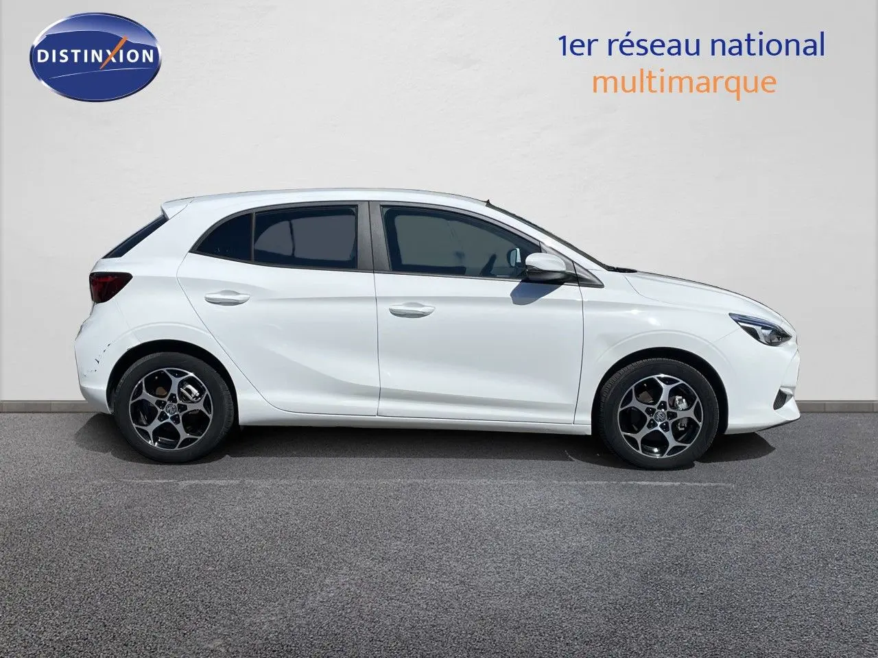 Vue de profil côté gauche d'une MG3 Dover White 2025 hybride essence avec jantes alliage bicolores.