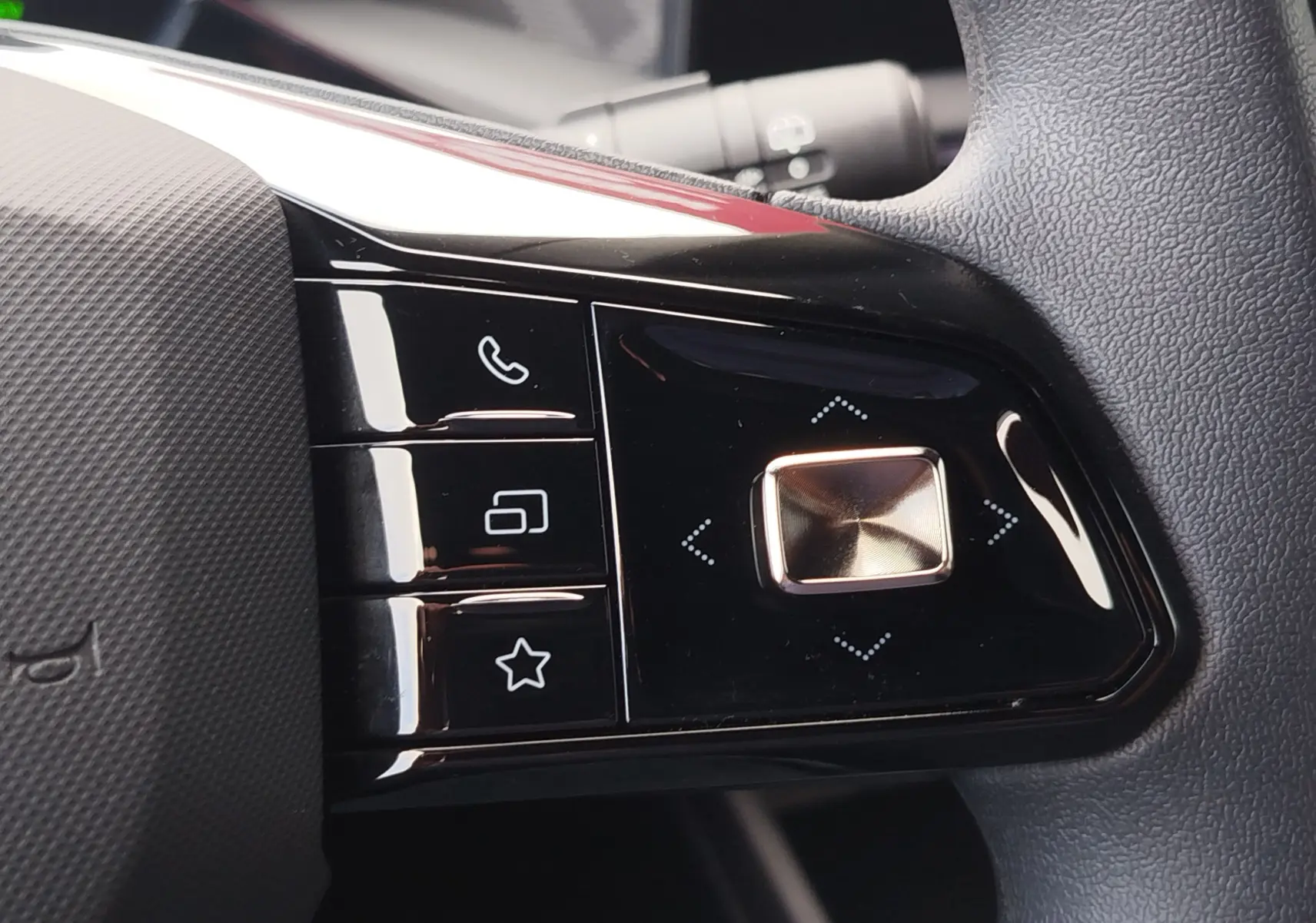 Gros plan sur les commandes multifonctions noires à droite du volant du MG3 Dover White 2025, avec boutons tactiles et molette.