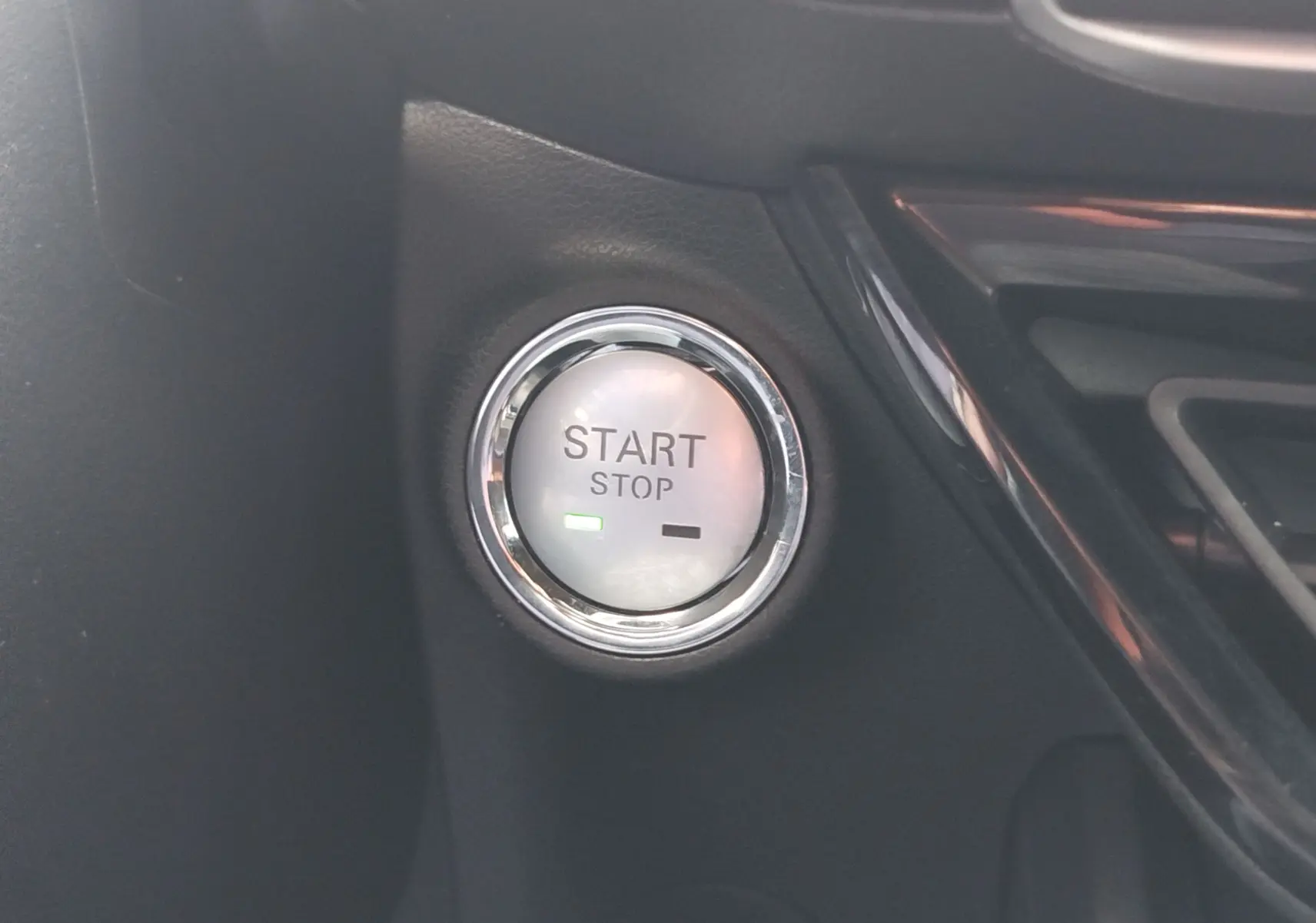 Gros plan sur le bouton Start/Stop du tableau de bord intérieur du MG3 1.5L HYBRID+ 2025 en finition Dover White.