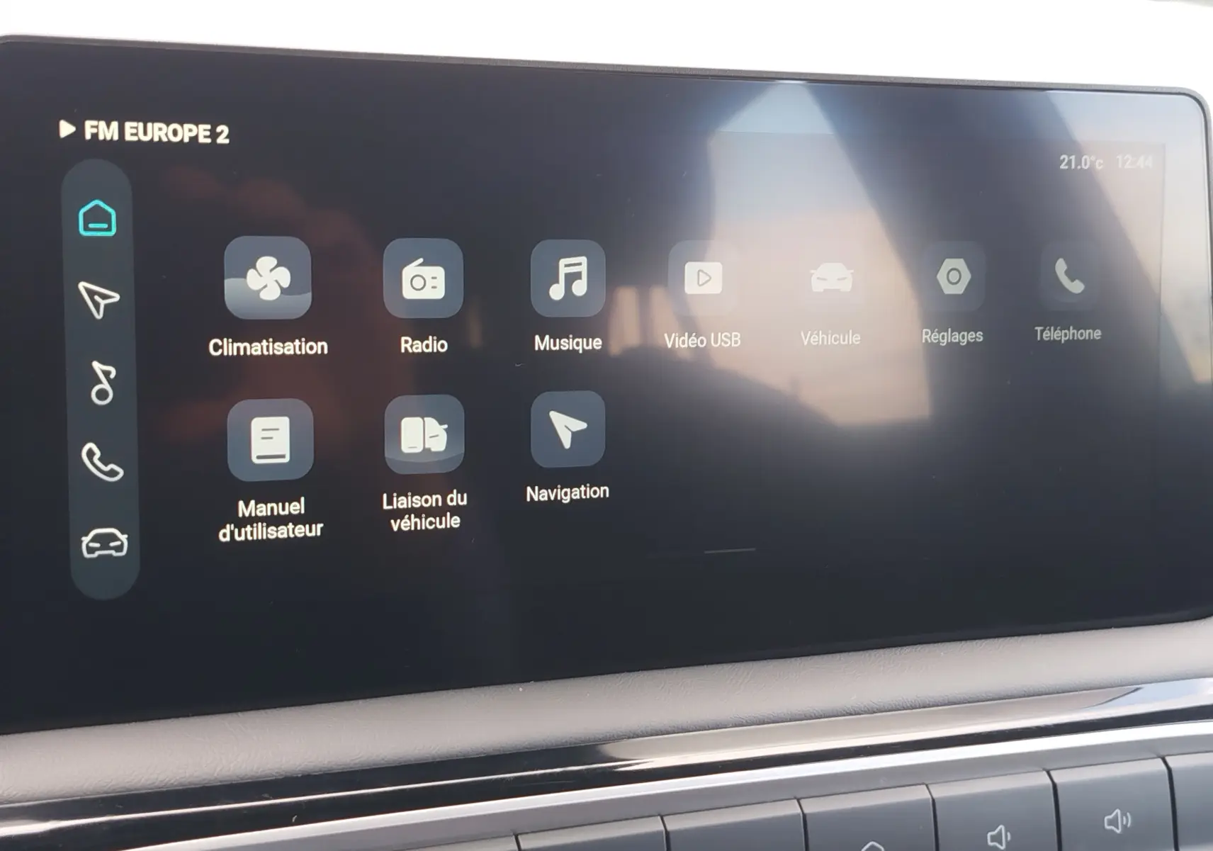 Écran tactile central du MG3 2025 en Dover White, affichant les options climatisation, radio, musique et navigation.