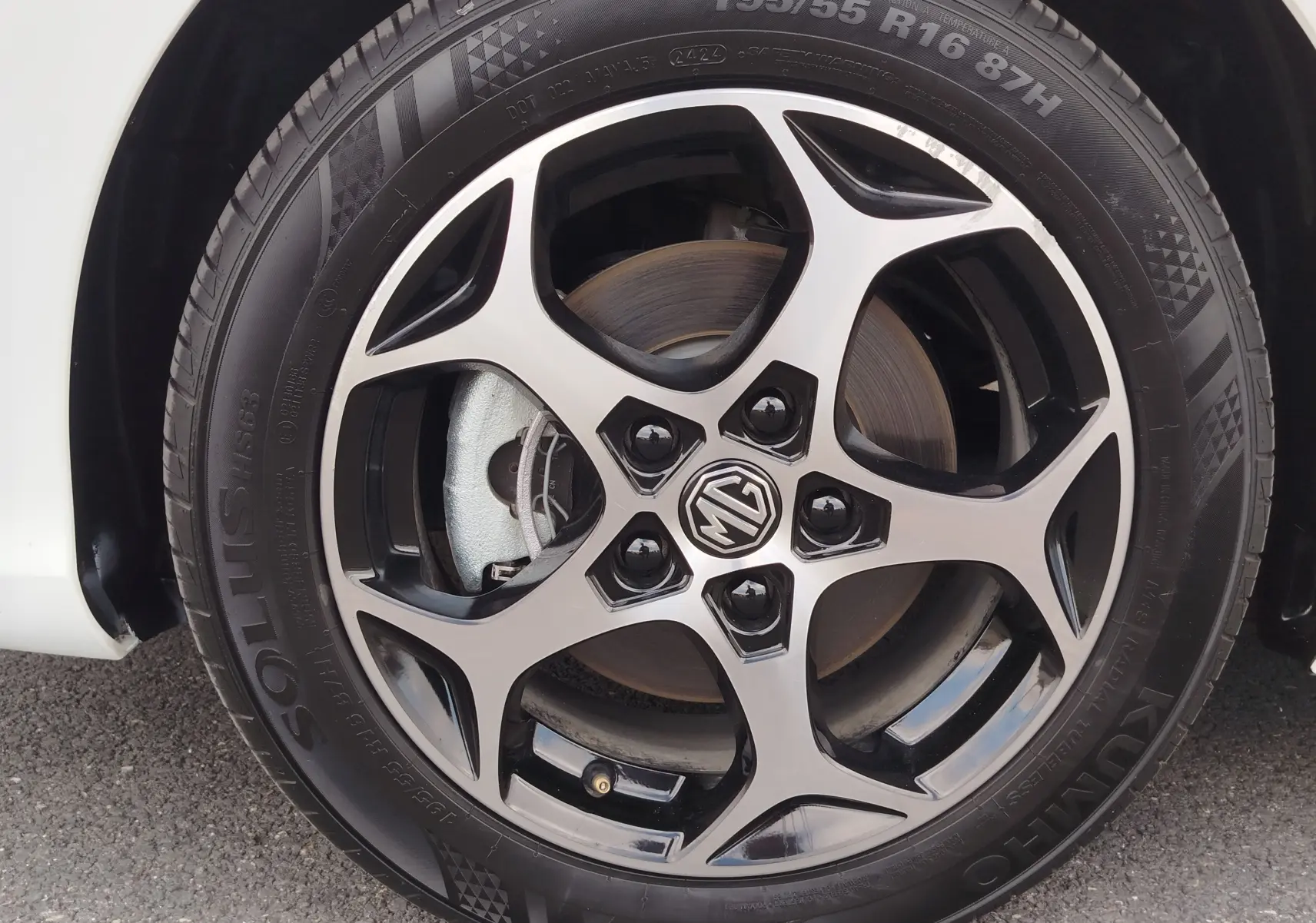 Gros plan sur la jante alliage 16 pouces bicolore et pneu Kumho de la MG3 Dover White 2025.