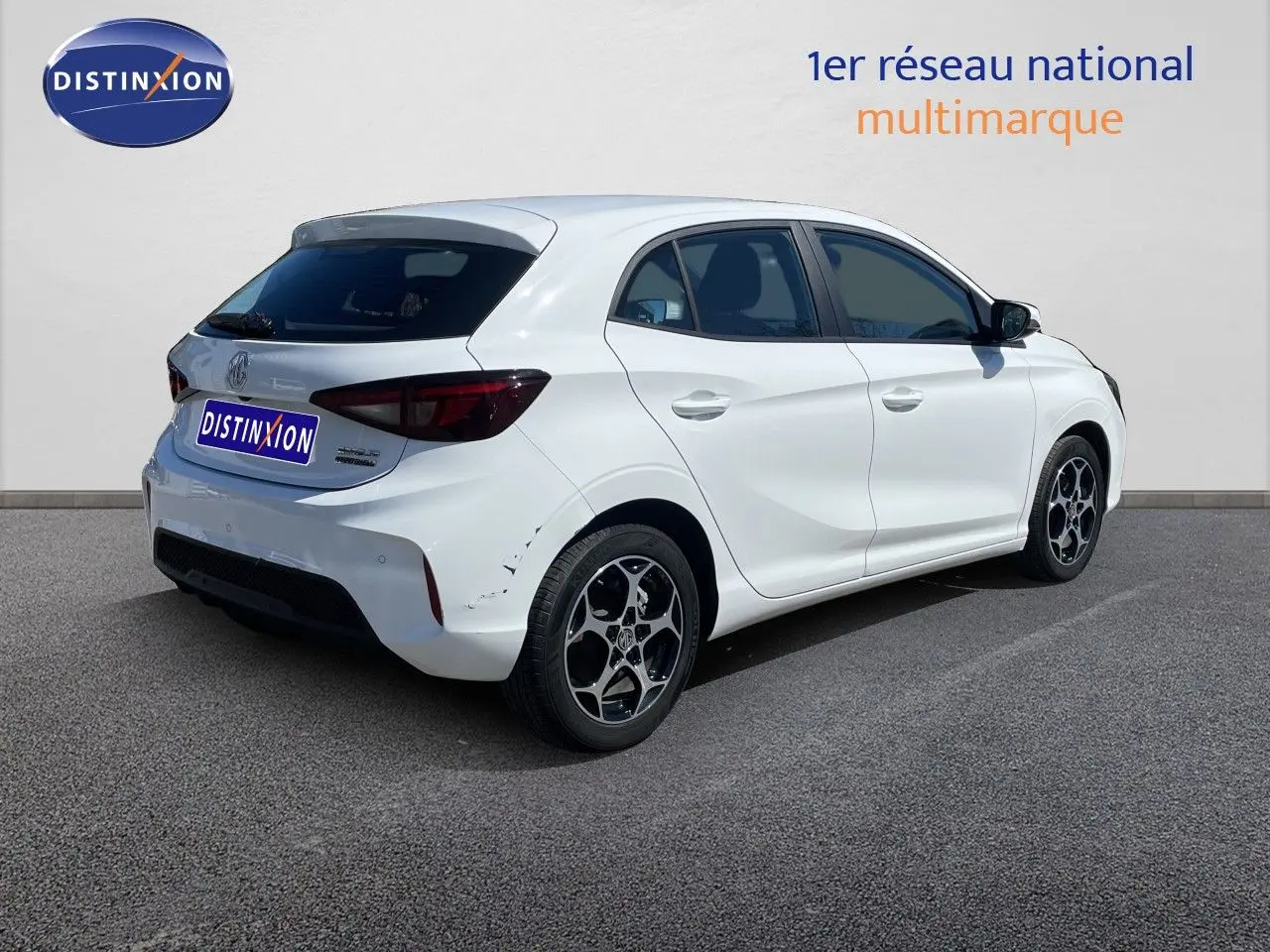 Vue 3/4 arrière droite de la MG3 1.5L Hybrid+ 195ch en blanc Dover avec jantes bi-ton et feux arrière foncés.