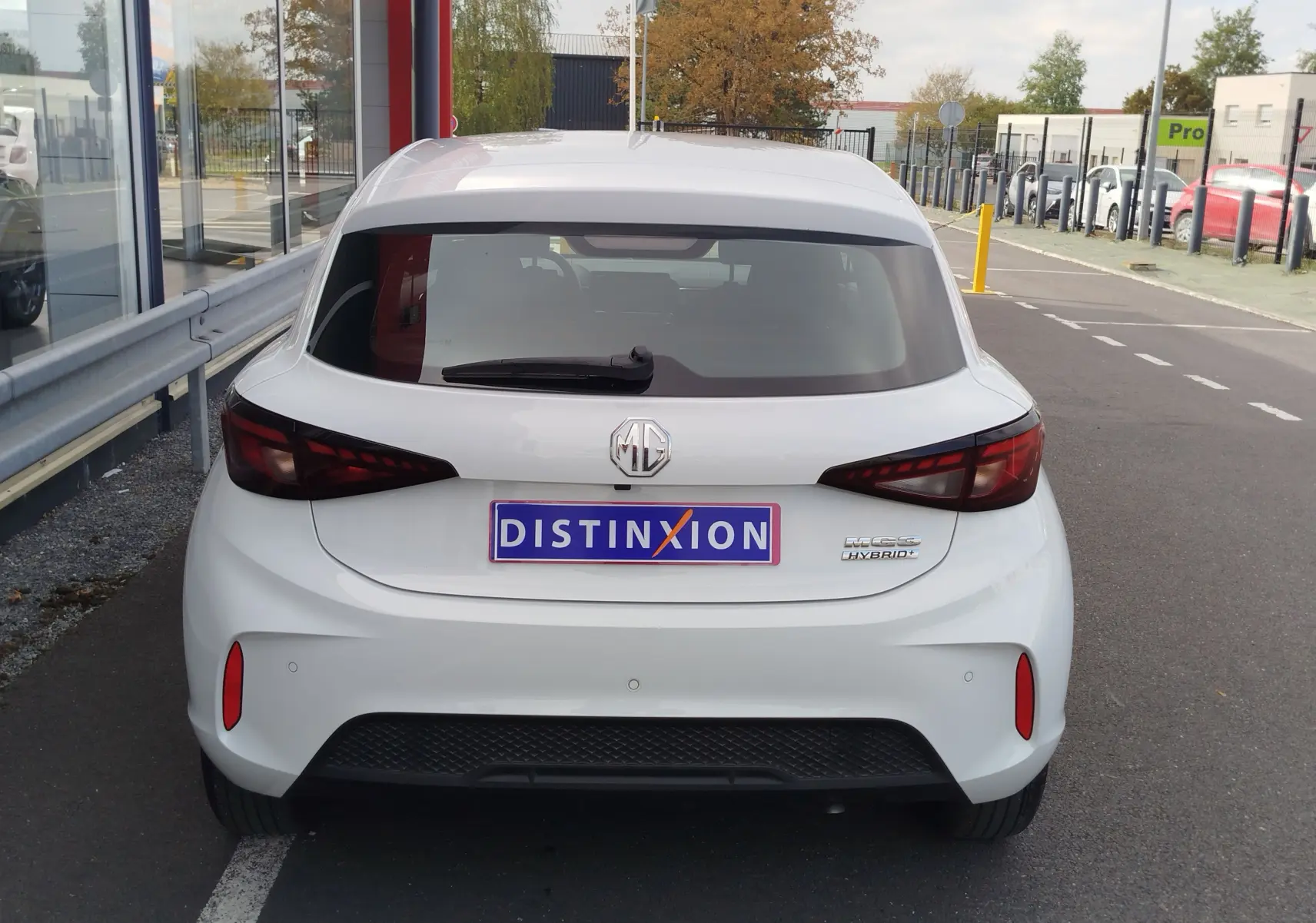 Vue arrière d'une MG3 Dover White 2025 hybride, avec feux arrière sombres et logo MG centré sur le hayon.