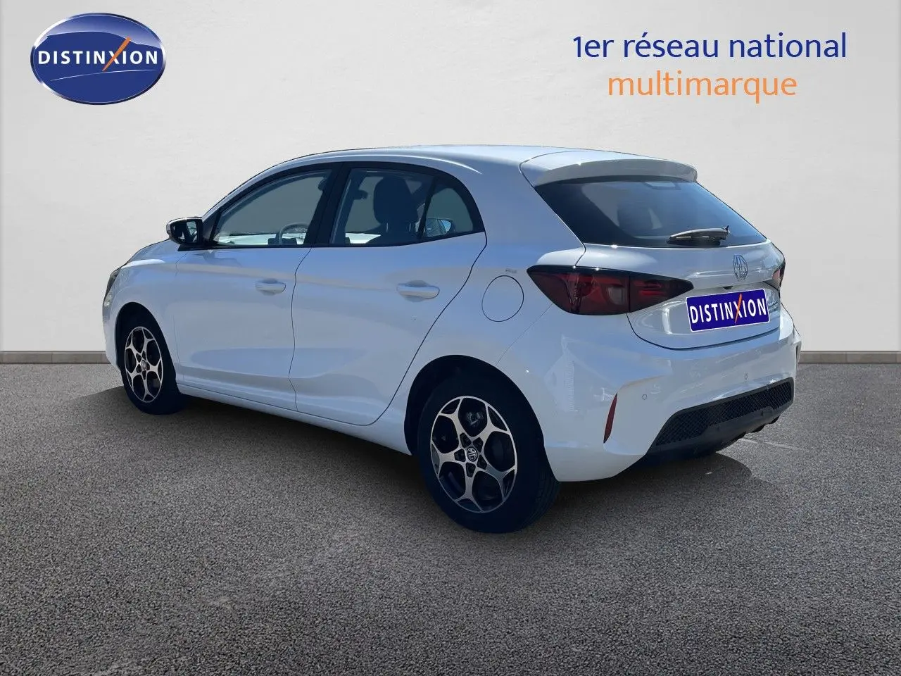 Vue 3/4 arrière droite d'une MG3 1.5L Hybrid+ 195ch Comfort blanche Dover avec jantes biton et feux arrière foncés.