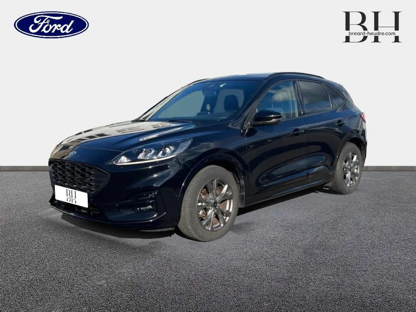 Ford Kuga noir Agate métallisé vu en 3/4 avant droit, avec vitres arrière surteintées et jantes alliage.