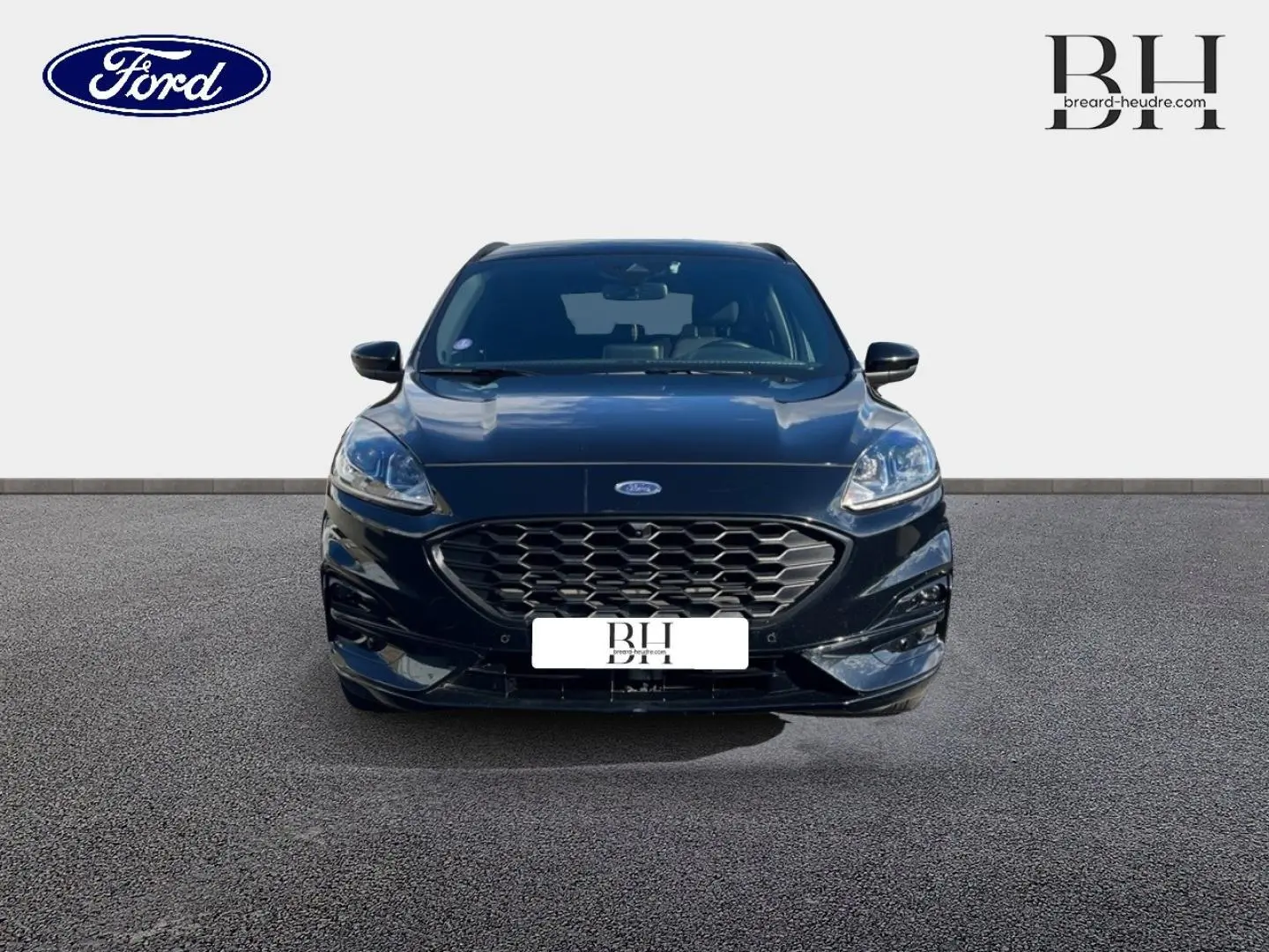 Vue frontale d'un Ford Kuga noir agate métallisé 2023 avec calandre hexagonale et phares LED distinctifs.