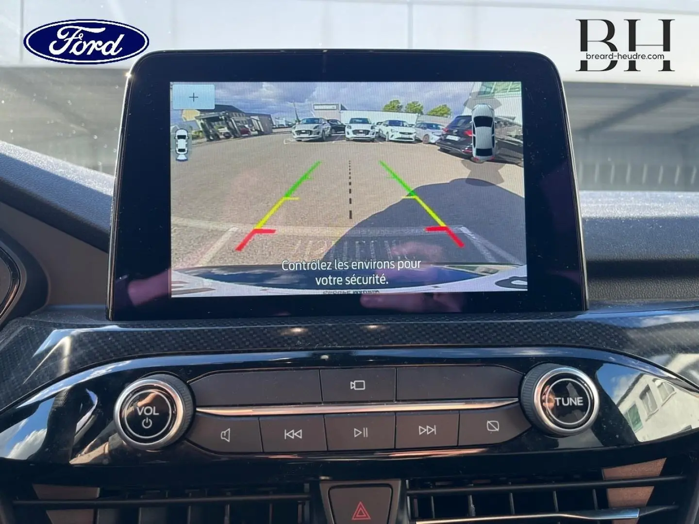 Vue rapprochée de l’écran tactile central affichant la caméra de recul du Ford Kuga noir Agate Métallisée.