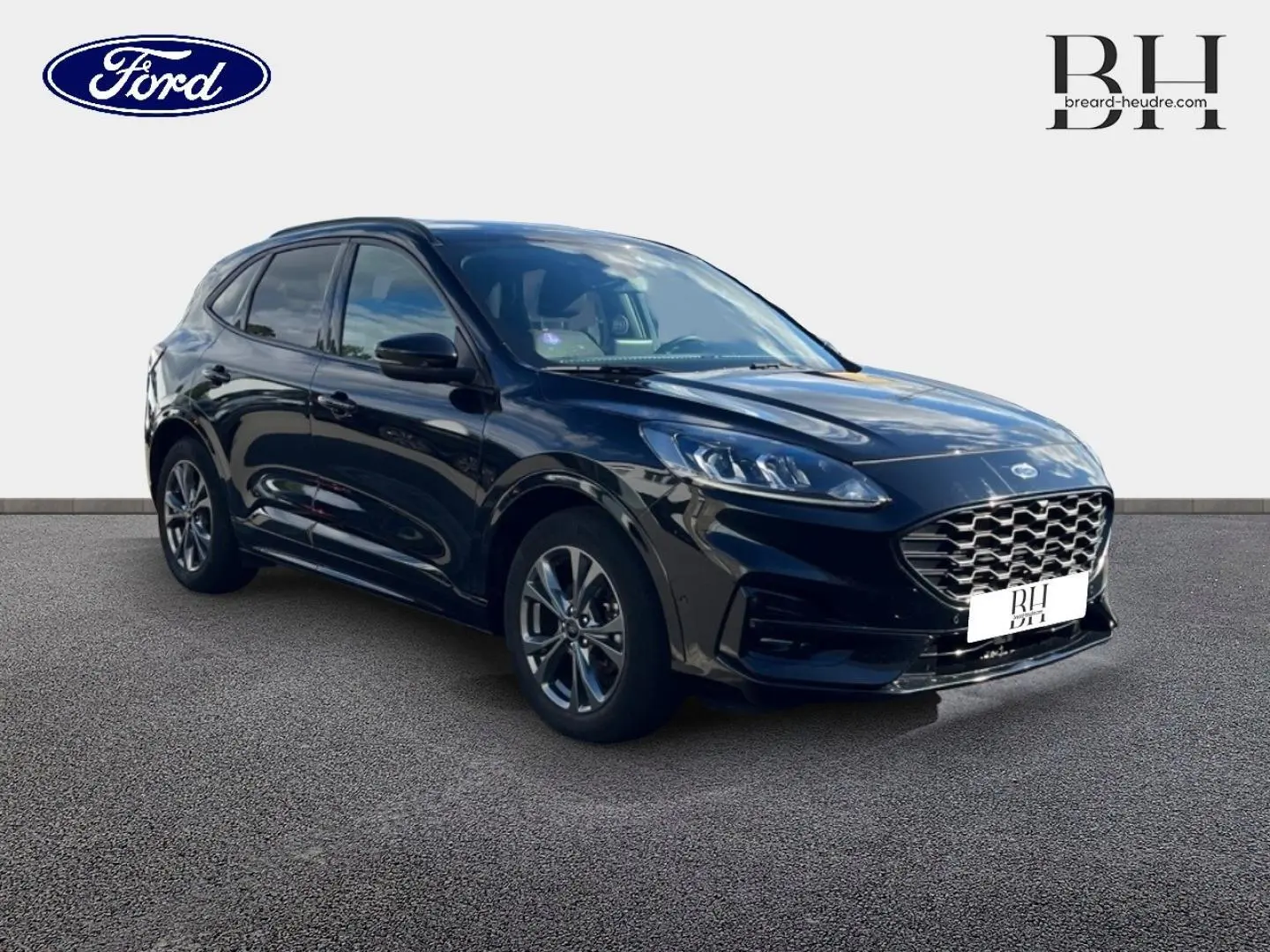 Ford Kuga noir Agate métallisé en 3/4 avant droit, mettant en valeur sa calandre distinctive et ses jantes alu.